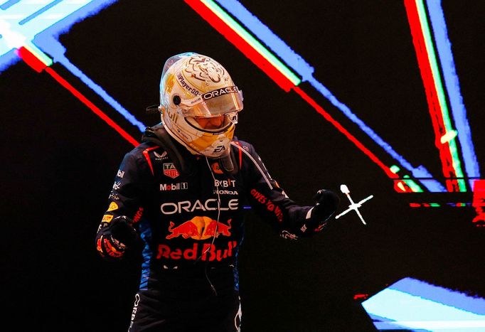 Pilot Red Bullu Max Verstappen slaví triumf ve VC Kataru F1 2024
