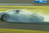 A ještě jednou Adrian Newey v nesnázích. V závodě historických vozů v Silverstone se takto dostal do "hodin" ve své vlastním Fordu GT40 v hodnotě více než 200 milionů korun.