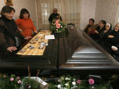 Příbuzní Evy Fakadzeové a její osmileté dcery u jejich rakví. Matka s dcerou zahynuly při demolici památníku.