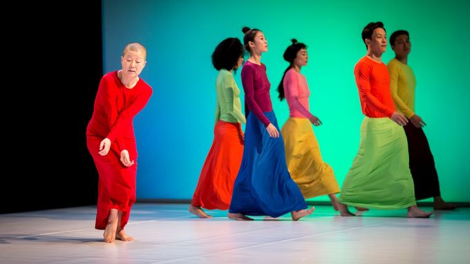 Tanečníci svádějí bitvu o nalezení barevného outfitu.