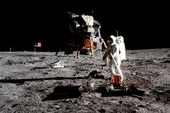 Manuál z přistání na Měsíci jde do aukce. Vydražit se může až za 207 milionů