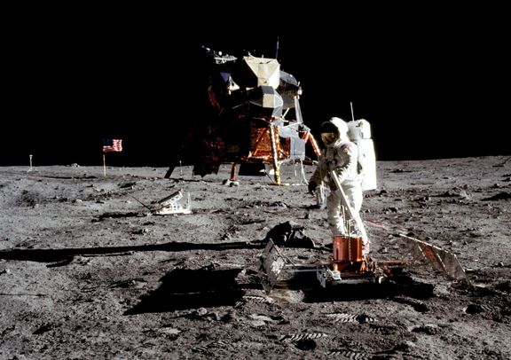 Buzz Aldrin na snímku pořízeném Neilem Armstrongem. Za ním lunární modul Eagle. Nikdo s jistotou nevěděl, jestli se podaří s ním z Měsíce odletět.