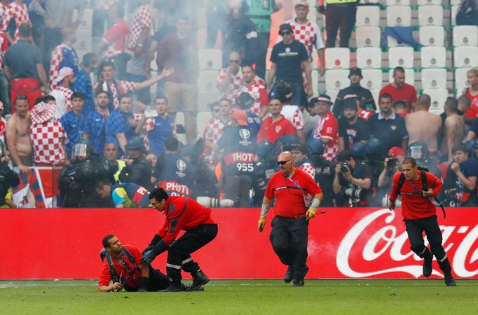 Euro 2016,Česko-Chorvatsko: výtržnosti chorvatský fanoušků