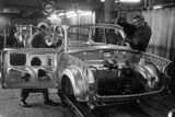 Toto už jsou záběry ze cvikovské výroby hranatého Trabantu 601, která začala na jaře 1964. Už typ P50 měl ocelový skelet karoserie, na který pasovaly díly z lehkého duroplastu - v NDR totiž dlouhodobě chyběla ocel a právě plastové díly se staly její náhradou.