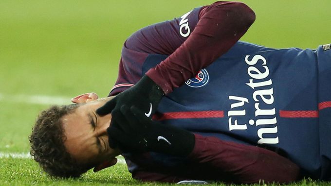 Hlouček hráčů a zdravotníků kolem zraněného Neymara v 27. kole francouzské ligy mezi PSG a Marseille