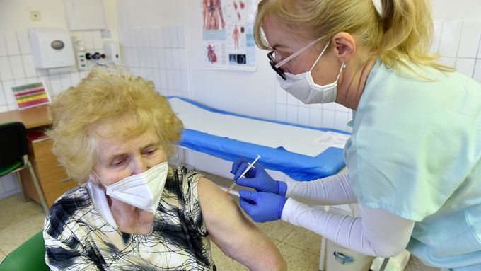 Zdravotní sestra očkuje seniorku v Kroměřížské nemocnici vakcínou proti koronaviru.