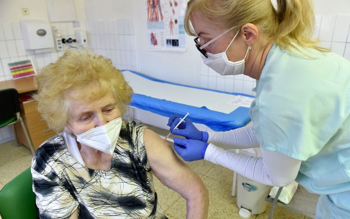 Zdravotní sestra očkuje seniorku v Kroměřížské nemocnici vakcínou proti koronaviru.