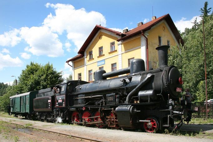 Kácov, okres Kutná Hora, finalista 2008. Zastávka leží asi v polovině trati, známé jako Posázavský Pacifik. Historická obec nad řekou Sázavou, budova zprovozněna v roce 1