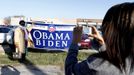 Voters take a picture with signs after casting their ballots at the Franklin County in-person absentee voting location in Columbus, Ohio November 5, 2012. REUTERS/Matt Sullivan (UNITED STATES - Tags: ELECTIONS POLITICS USA PRESIDENTIAL ELECTION) Published: Lis. 5, 2012, 4:09 odp.