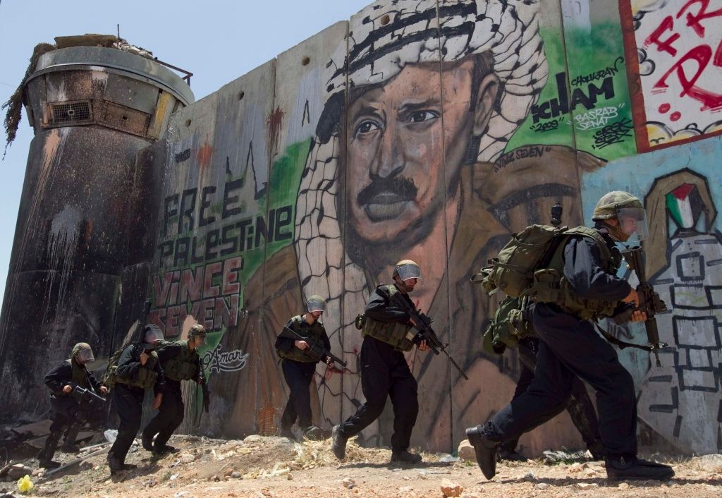 Izrael - izraelští vojáci u přechodu v Ramalláhu