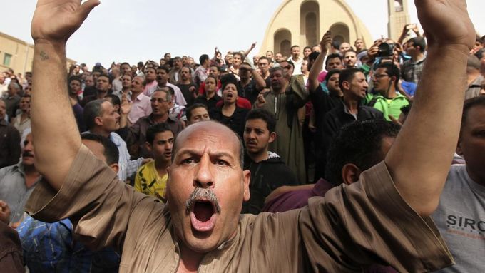 Koptové provolávali v ulicích metropole Káhiry protivládní hesla.