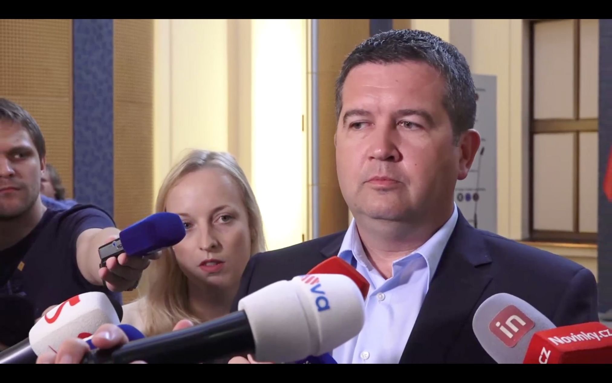 Hamáček trvá na Šmardovi. Prezident je mimo ústavu, říká