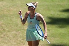 Skvělá Vondroušová nedala Džábirové žádnou šanci. V Londýně postupuje Lehečka