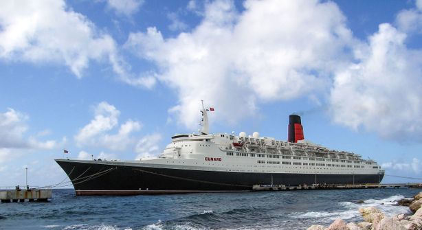 Legenadární loď Queen Elizabeth II. si nenechte v Dubaji ujít.