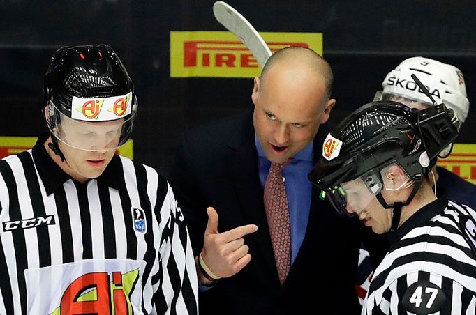 Americký kouč Jeff Blashill diskutuje s rozhodčími.