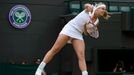 Německá tenistka Sabine Lisická v utkání s Ruskou Marií Šarapovovou v osmifinále Wimbledonu 2012.