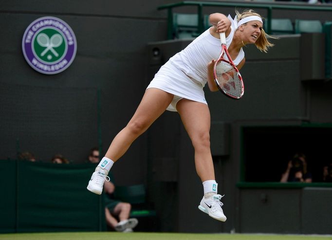 Německá tenistka Sabine Lisická v utkání s Ruskou Marií Šarapovovou v osmifinále Wimbledonu 2012.