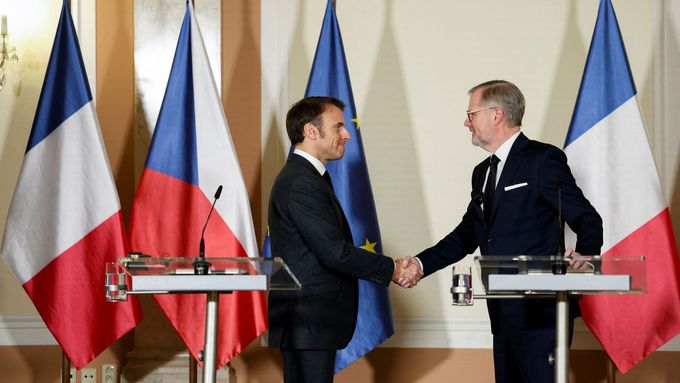 Francouzský prezident Emmanuel Macron na tiskové konferenci s českým premiérem Petrem Fialou