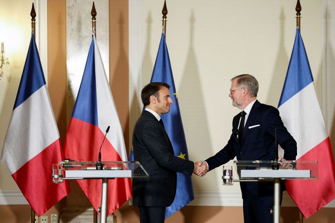 Francouzský prezident Emmanuel Macron na tiskové konference s českým premiérem Petrem Fialou