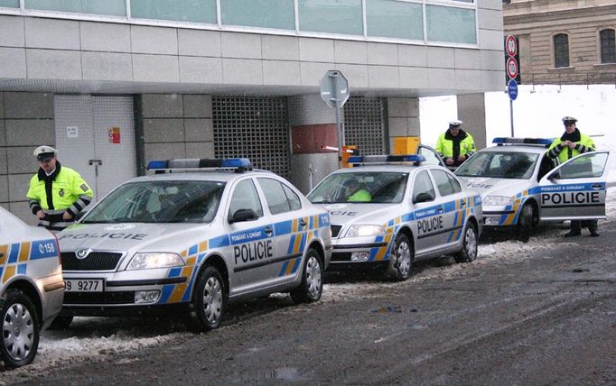 Ze Zlína vyjížděli v sedm hodin ráno. Liberec budou hlídat sedmnáct dní. Mezi policisty se vtipkuje o mistrovství, o krádeži medailí… Očekávání jsou obrovská.