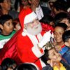 Na štědrovečerní mši v bangladéšské Dháce se přišel podívat i Santa Claus.