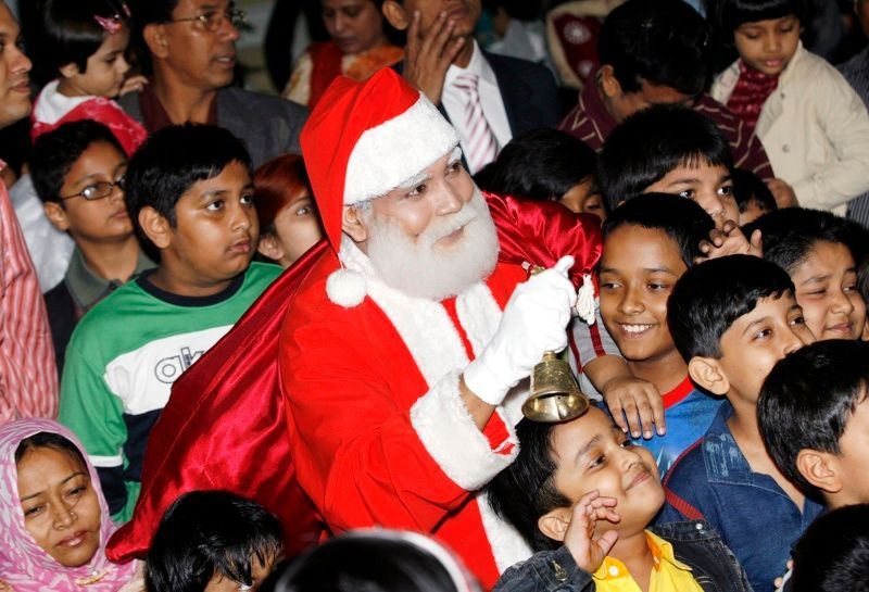 Na štědrovečerní mši v bangladéšské Dháce se přišel podívat i Santa Claus.