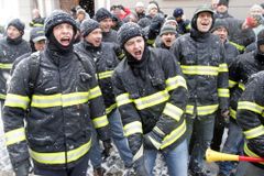 Hasiči a policisté protestují v Praze, kvůli škrtům