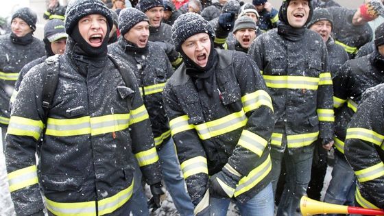 Protest hasičů před Poslaneckou sněmovnou