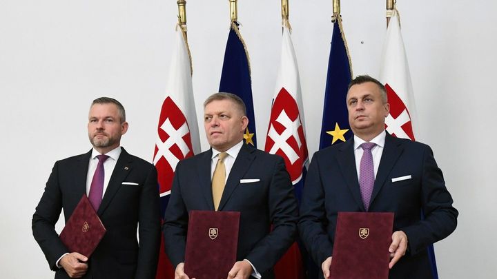 Směr, Hlas a SNS podepsaly koaliční dohodu. Členy nového kabinetu teprve projednají