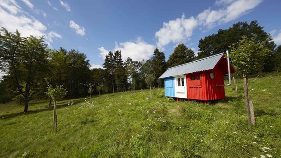 Jako z dětské stavebnice. Malý dřevěný domek postaví tři lidé za tři hodiny