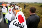Policie rozehnala slzným plynem a vodními děly protest migrantů z tábora u Calais