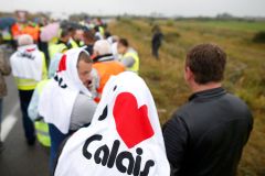 Policie rozehnala slzným plynem a vodními děly protest migrantů z tábora u Calais