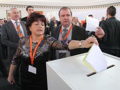 Jana Vaňhová hlasuje také pro sebe jako místopředsedkyni strany. V prvním kole však dostatek hlasů pro zvolení nezískala.