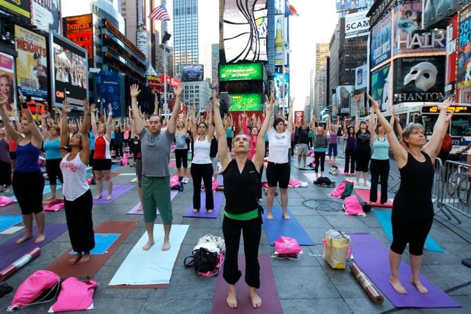 Milovníci jógy se tady v srdci New Yorku potkali už po osmé. "Slunovrat na Times Square" mívá pokaždé až několik tisíc účastníků.