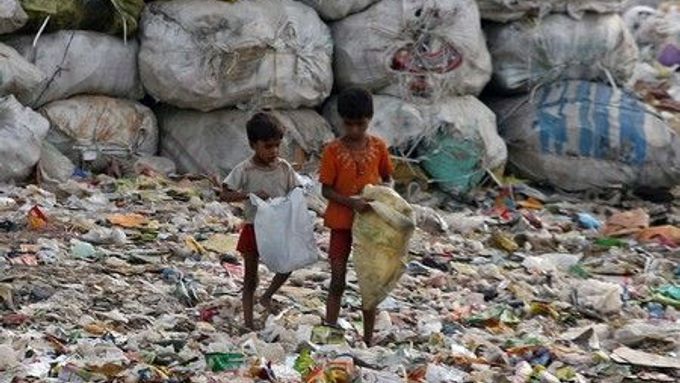 Děti sbírají na skládce v indickém Dilí recyklovatelný odpad