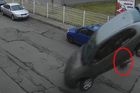 Auto letělo vzduchem a narazilo do domu, předtím srazilo chodkyni, ukazuje video