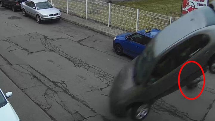 Auto letělo vzduchem a narazilo do domu, předtím srazilo chodkyni, ukazuje video; Zdroj foto: Martin Ladyr