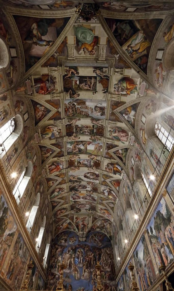 The Sistine Chapel is pictured at the Vatican March 9, 2013. The conclave begins on Tuesday, with the sequestered cardinals using the chimney to tell the outside world whether or not they have chosen a new leader - black smoke signifying no decision and white smoke announcing a new pontiff. REUTERS/Stefano Rellandini (VATICAN - Tags: RELIGION) Published: Bře. 9, 2013, 12:28 odp.