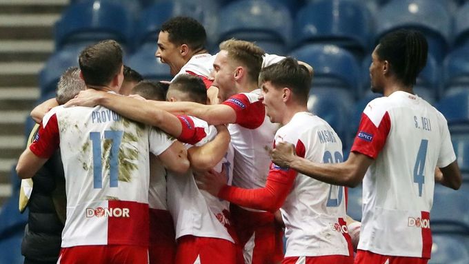 Fotbalisté Slavie se radují z druhého gólu v síti Glasgow Rangers, který definitivně stvrdil jejich postup do čtvrtfinále Evropské ligy