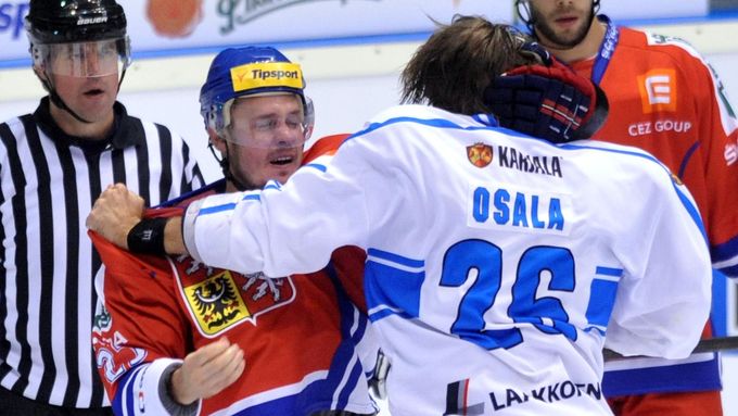 Podívejte se na bitku, která zpestřila zápas Česka s Finskem. O hlavu Lukáš Krajíček se pustil do Oskara Osaly a s vypětím všech sil vyboxoval remízu.