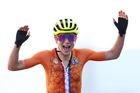 Annemiek van Vleutenová při silničním závodě cyklistek na olympiádě v Tokiu 2021.