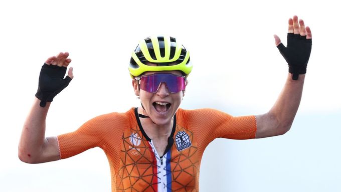 Annemiek van Vleutenová oslavovala vítězství, přitom byla v olympijském závodě druhá.