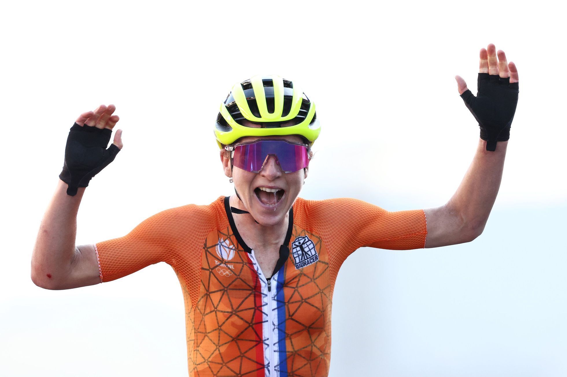 Annemiek van Vleutenová při silničním závodě cyklistek na olympiádě v Tokiu 2021