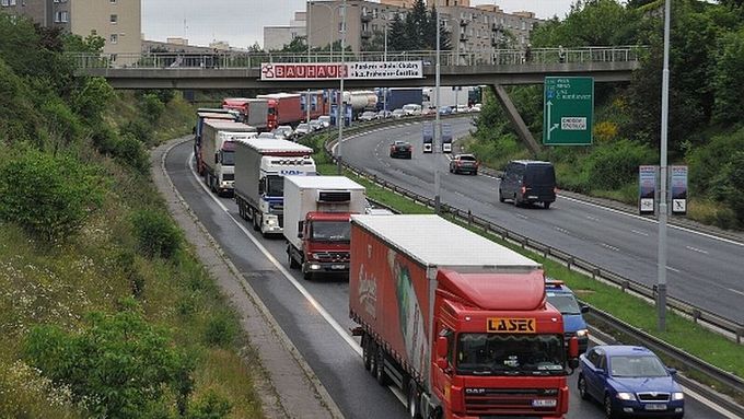 Kamionová doprava byla na Spořilov převedena po loňském zprovoznění jižního úseku Pražského okruhu.