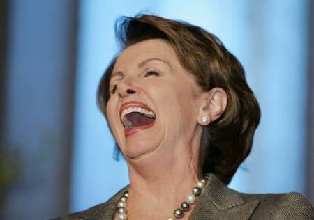 Nancy Pelosiová se směje
