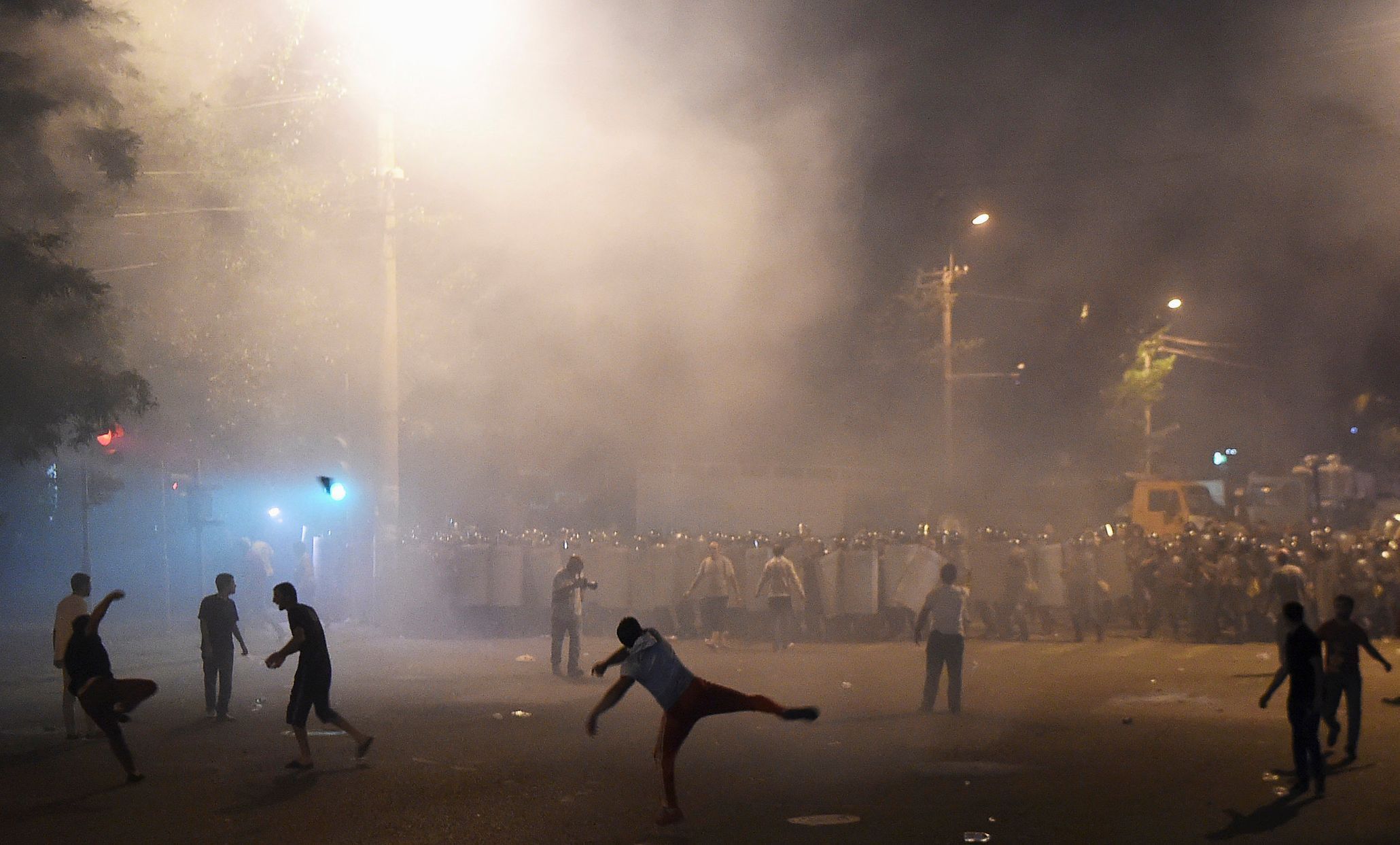 Demonstrace v Jerevanu na podporu ozbrojenců, kteří obsadili policiejní stanici