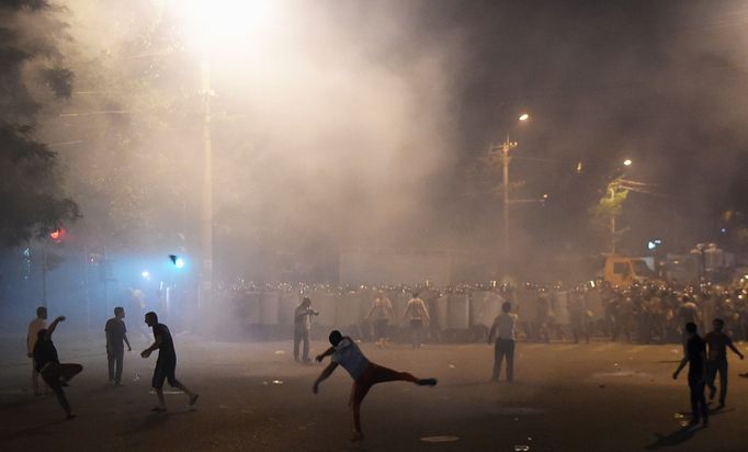 Demonstrace v Jerevanu na podporu ozbrojenců, kteří obsadili policiejní stanici