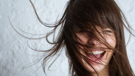 Krásné vlasy i bez mytí. Udělejte si suchý šampon ze skořice nebo kakaa