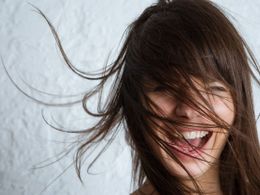 Léto zničilo vaše vlasy: Omezte cukr a zkuste mezoterapii
