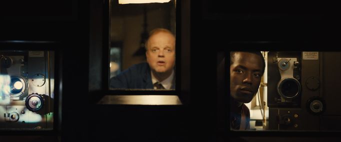 Toby Jones jako Norman a Micheal Ward v roli Stephena.